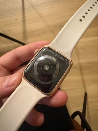 Apple Watch Dorado rosadocon Correa Blanco nácar.