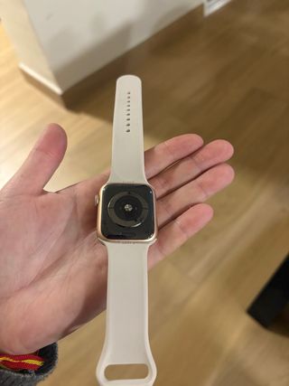 Apple Watch Dorado rosadocon Correa Blanco nácar.