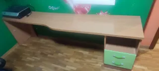 Escritorio de madera marrón y verde