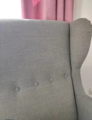 Sillón de tela gris