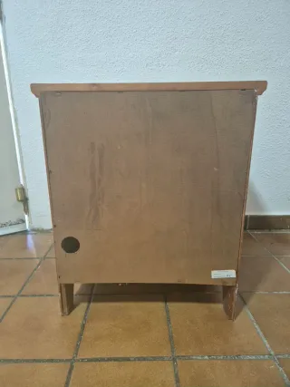 Mesita de noche de madera.
