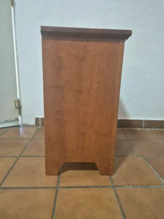 Mesita de noche de madera.