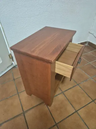 Mesita de noche de madera.