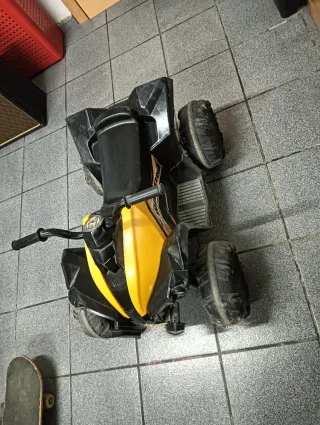Quad eléctrico infantil negro y amarillo