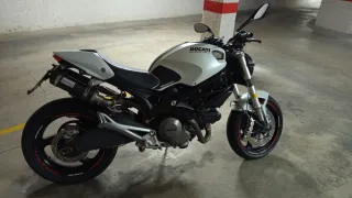 Ducati Monster 696 dos colores