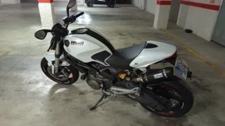 Ducati Monster 696 dos colores