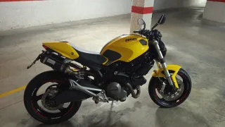 Ducati Monster 696 dos colores