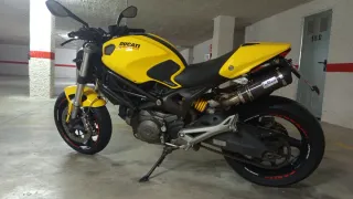 Ducati Monster 696 dos colores