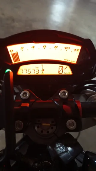 Ducati Monster 696 dos colores