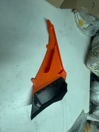 Tapa lateral izq caja de filtro aire KTM