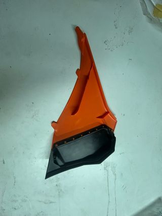 Tapa lateral izq caja de filtro aire KTM