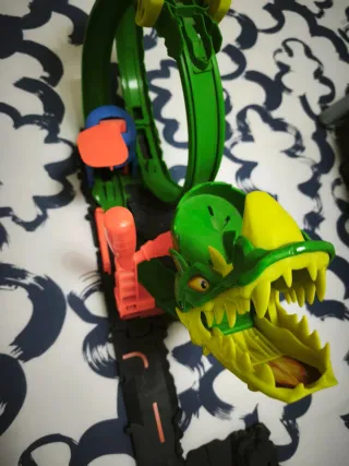 Pista Hot Wheels Ataque del Dragón + 5 coches