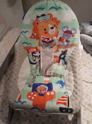 Silla hamaca bebé con juguetes