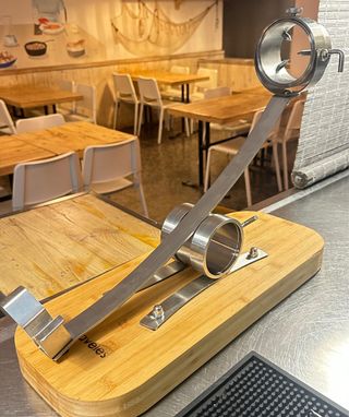 Jamonero de madera y acero inoxidable