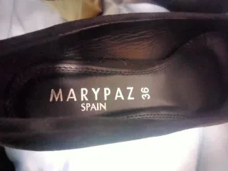 Zapatos negros con tacón dorado de Marypaz.