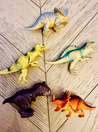 Lote de 4 dinosaurios de juguete