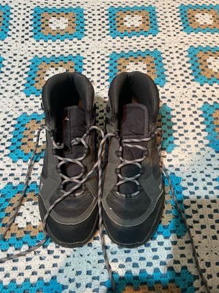 Botas de montaña negras y grises