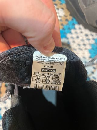 Botas de montaña negras y grises