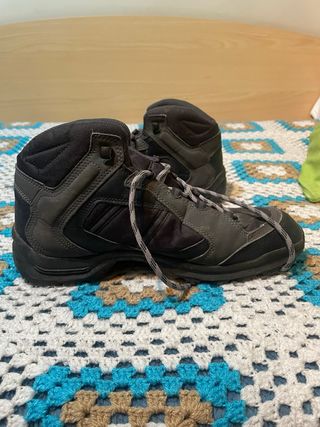 Botas de montaña negras y grises