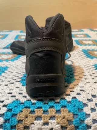 Botas de montaña negras y grises