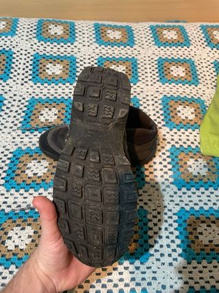 Botas de montaña negras y grises