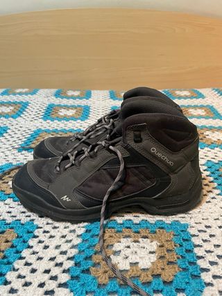 Botas de montaña negras y grises