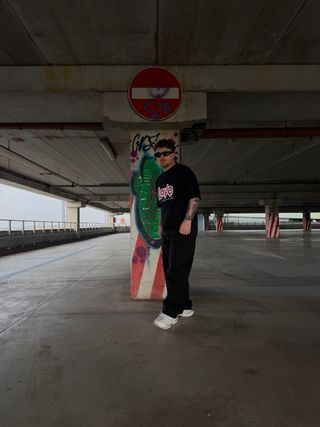 T-shirt nera con stampa love