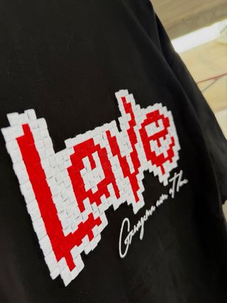T-shirt nera con stampa love