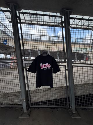 T-shirt nera con stampa love