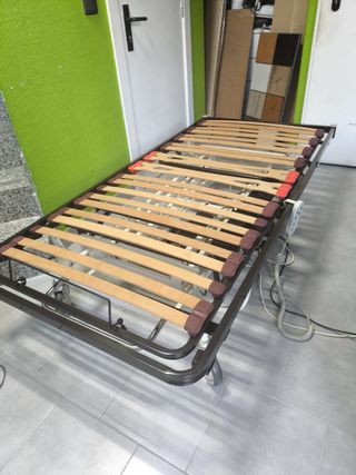 Cama con elevador geriátrico Pardo.
