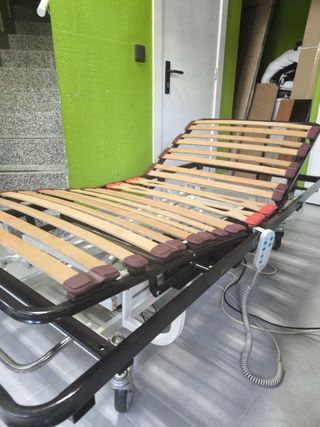 Cama con elevador geriátrico Pardo.