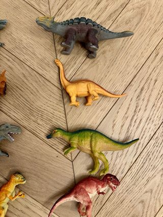 Lote de dinosaurios de juguete