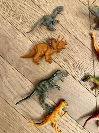 Lote de dinosaurios de juguete