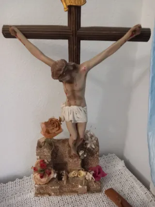 Cristo crucificado con flores