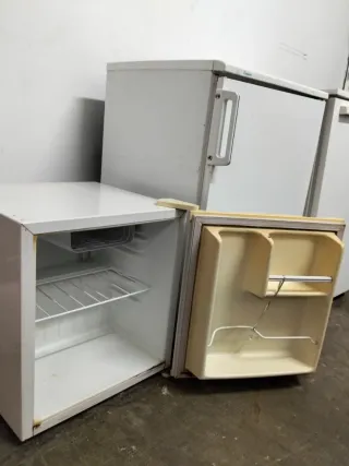 Nevera pequeña blanca