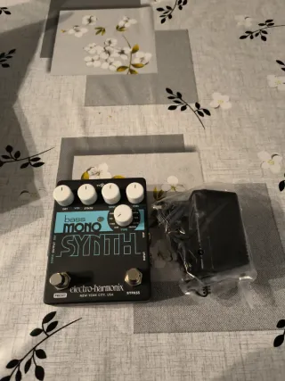 Electro Harmonix Bass Mono Synth Pedal