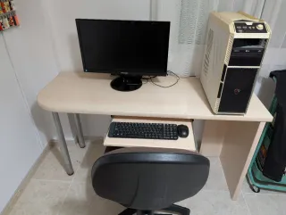 Escritorio y silla de ordenador