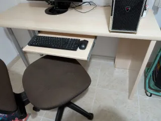 Escritorio y silla de ordenador