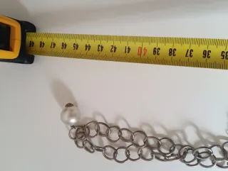 Collar cadena plateada con perlas y charms