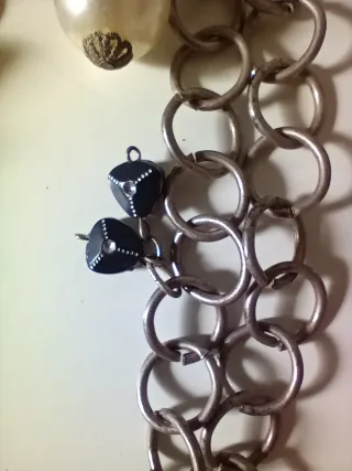 Collar cadena plateada con perlas y charms