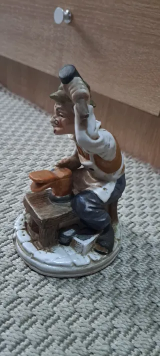 Figura zapatero cerámica y madera