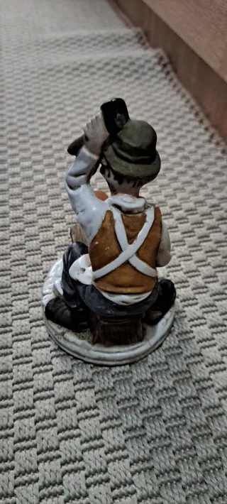 Figura zapatero cerámica y madera