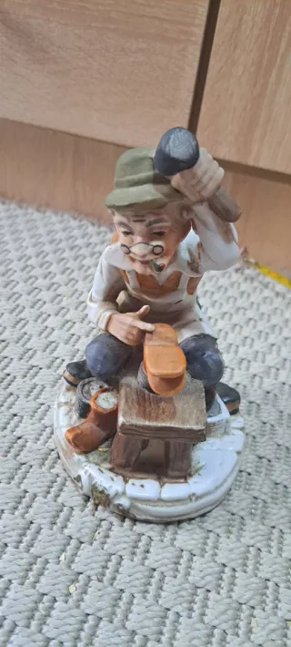 Figura zapatero cerámica y madera