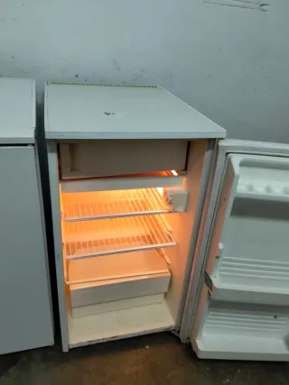 Nevera blanca pequeña