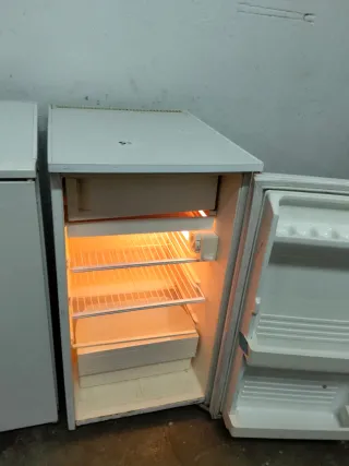 Nevera blanca pequeña