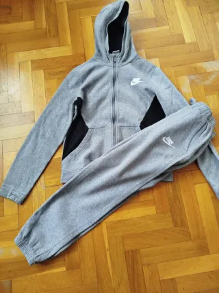 Chándal Nike Gris con Capucha talla niño 12 años.