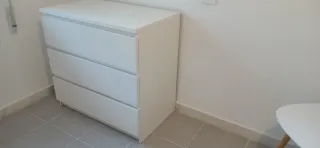 Cómoda blanca de madera