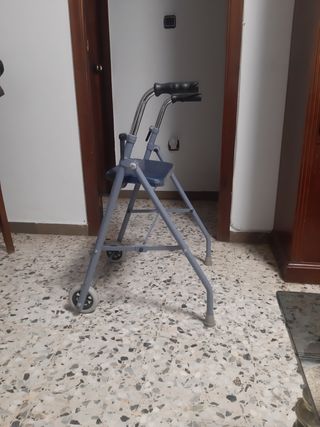 Andador plegable con asiento y ruedas