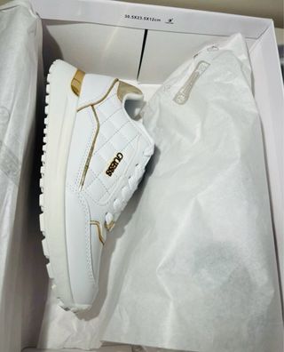 Sapatilhas Guess Brancas e Douradas T 35