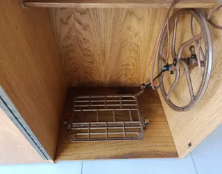 Mueble, rueda, pedal máquina coser vintage años 70